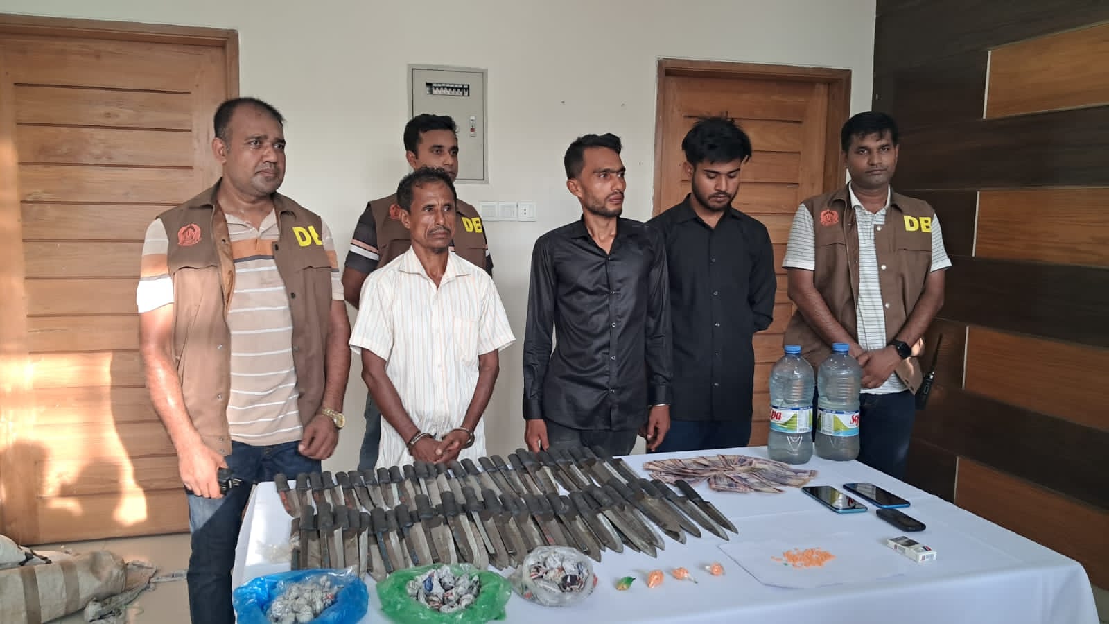বাগেরহাটে পুলিশের অভিযানে মাদক, অস্ত্র ও জাল টাকাসহ গ্রেপ্তার ১১